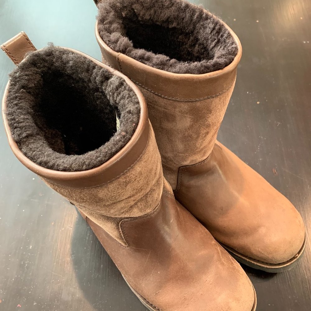 MEN'S SIZE 10.5 BROWN SUEDE AND LEATHER UGG BOOTS